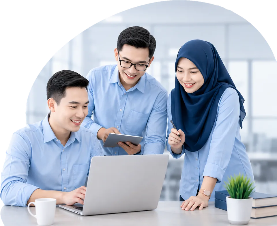 Tim guru Indonesia berdiskusi menggunakan laptop dan tablet